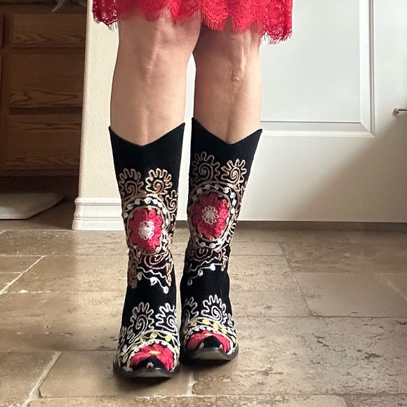 Embroidered Black Suzani Boots with Floral Design - Picture 9 of 12